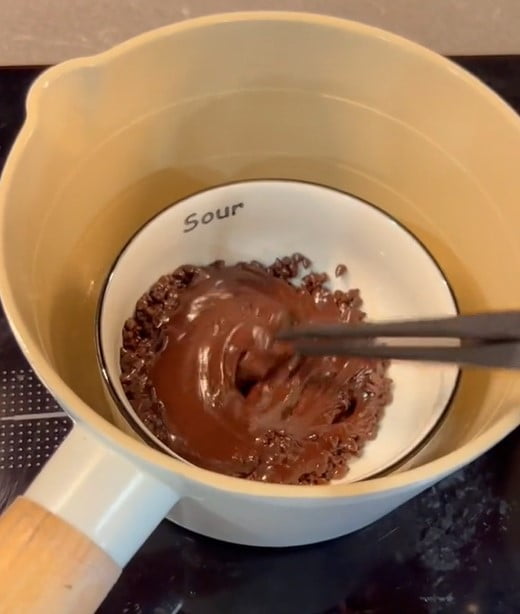Cách làm bánh bông lan nướng phủ socola bằng nồi chiên không dầu