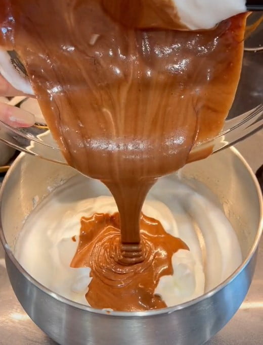 Cách làm bánh bông lan nướng phủ socola bằng nồi chiên không dầu