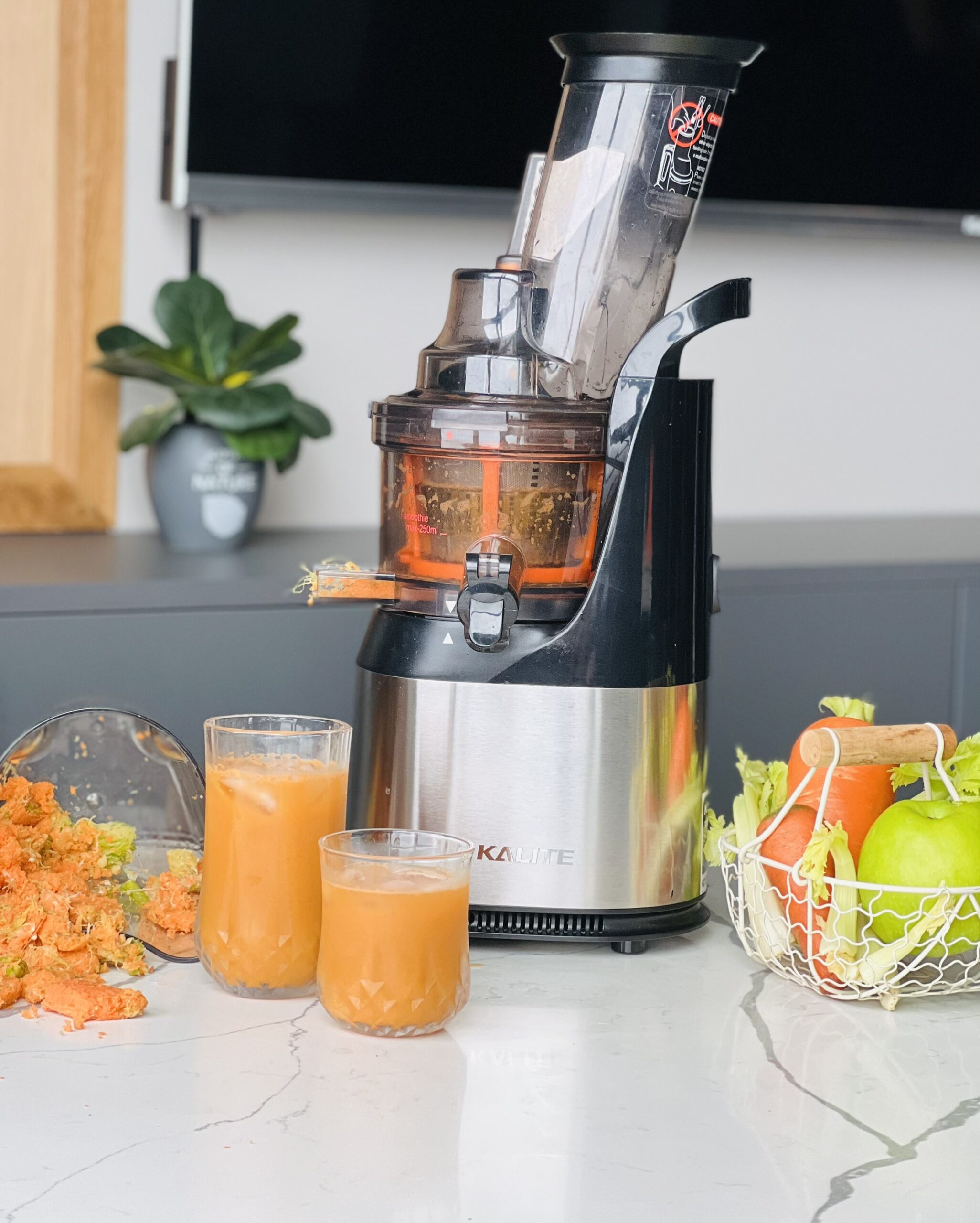 Mách bạn cách làm nước ép cần tây mix táo, cà rốt cho da đẹp dáng thon